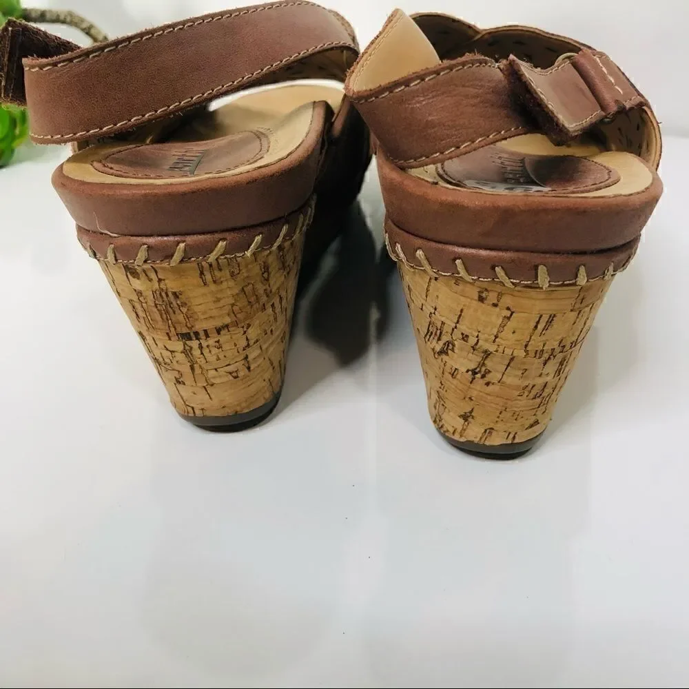 Earth Aries Brown Leather Wedge Comfort Sandals Lasercut 9.5 B